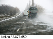Автомобили на дороге в метель (2011 год). Редакционное фото, фотограф Щеголева Ольга / Фотобанк Лори