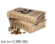 Книга "Капитал"  и монеты на белом фоне (2011 год). Редакционное фото, фотограф Кравченко Юлия / Фотобанк Лори
