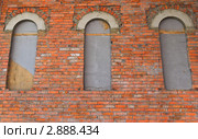 Кирпичная стена с забитыми окнами. Стоковое фото, фотограф Алёшина Оксана / Фотобанк Лори