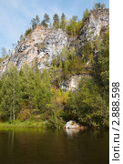 Скала Кушеровский Камень. Северный Урал, река Вишера (2011 год). Редакционное фото, фотограф Павел Спирин / Фотобанк Лори