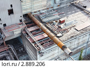 Монтаж газохода большого диаметра на крыше цеха. Стоковое фото, фотограф Кекяляйнен Андрей / Фотобанк Лори