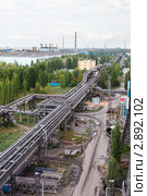 Территория завода с эстакадой трубопроводов. Стоковое фото, фотограф Кекяляйнен Андрей / Фотобанк Лори