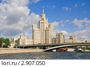 Высотное здание на Котельнической набережной. Вид с Москвы-реки (2011 год). Редакционное фото, фотограф Алёшина Оксана / Фотобанк Лори