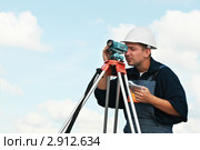 Геодезист за работой. Стоковое фото, фотограф Дмитрий Калиновский / Фотобанк Лори