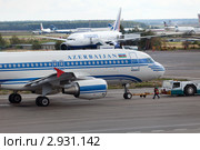 Самолет Airbus A320 авиакомпании Azal Азербайджанские авиалинии совершает подготовку к взлету на взлетной полосе аэропорта Домодедово, Москва, Россия (2011 год). Редакционное фото, фотограф Николай Винокуров / Фотобанк Лори