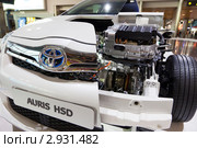 Автомобиль Toyota Hybrid Synergy Drive с гибридным двигателем на постаменте в бельгийском аэропорту (2011 год). Редакционное фото, фотограф Николай Винокуров / Фотобанк Лори