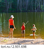 Мама с двумя детьми ловят рыбу в озере. Mum with two children fish in lake. Стоковое фото, фотограф Сергей Гусев / Фотобанк Лори