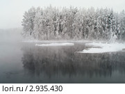 Спокойная гладь воды на зимнем озере. Стоковое фото, фотограф Кекяляйнен Андрей / Фотобанк Лори