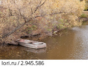 Старая лодка на реке осенью. Стоковое фото, фотограф Дмитрий Маркелов / Фотобанк Лори