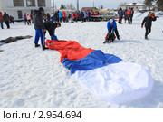 Мужчины скручивают надувные стартовые ворота (2011 год). Редакционное фото, фотограф Анатолий Матвейчук / Фотобанк Лори