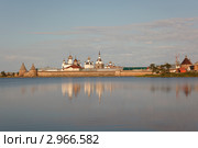 Восход солнца на Святом озере. Вид на Соловецкий монастырь (2011 год). Редакционное фото, фотограф Ольга Липунова / Фотобанк Лори