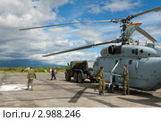 Вертолет Ка-27ПС (ТЛ) — российский корабельный поисково-спасательный вертолет. Камчатка, военный аэродром Елизово (2011 год). Редакционное фото, фотограф А. А. Пирагис / Фотобанк Лори
