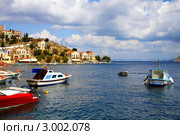 Греция.Группа островов Додеканес ( Dodecanesse). Остров Сими (Symi). Бухта с кораблями и дома различных цветов на прибрежных скалах. Стоковое фото, фотограф Куликов Константин / Фотобанк Лори