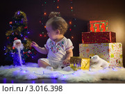 Девочка с подарками у елки. Стоковое фото, фотограф Кристина Викулова / Фотобанк Лори