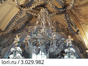 Люстра из костей и черепов в Костнице в Седлеце, Кутна Гора, Чехия (2011 год). Стоковое фото, фотограф Михаил Марковский / Фотобанк Лори