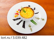 Грибной жюльен в кокотнице на белой тарелке с кусочками овощей. Стоковое фото, фотограф Elnur / Фотобанк Лори