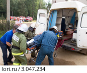 Сотрудники МЧС грузят пострадавшего в скорую помощь (2011 год). Редакционное фото, фотограф Вячеслав Палес / Фотобанк Лори