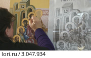 Православная икона. Иконопись. Иконописец за работой в иконописной мастерской. (2011 год). Редакционное видео, видеограф Mikhail Erguine / Фотобанк Лори