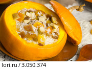 Тыква, фаршированная рисовой кашей с изюмом и яблоками. Стоковое фото, фотограф Александр Курлович / Фотобанк Лори