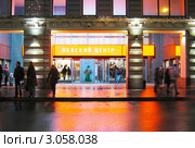 Вход в Торговый Комплекс "Невский Центр" и Торговый Центр "Стокманн" с улицы Восстания. Санкт-Петербург (2011 год). Редакционное фото, фотограф Румянцева Наталия / Фотобанк Лори