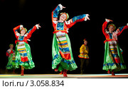 Улан-Удэ, 2011. Народный студенческий ансамбль песни и танца "Байкальские волны" Бурятского гос. университета. Редакционное фото, фотограф Александр Подшивалов / Фотобанк Лори