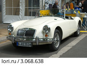 Спорткар MG MGA, выставка "125 лет истории автомобиля - 125 лет истории Курфюрстендамм", Май 28, 2011, Берлин, Германия. Редакционное фото, фотограф Sergey Kohl / Фотобанк Лори