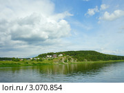 Вид с реки Томи на деревню Писаную, Кемеровская область. Стоковое фото, фотограф Ольга Остроухова / Фотобанк Лори
