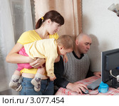 Мужчина пытается работать за компьютером, пока жена и ребенок отвлекают его. Стоковое фото, фотограф Яков Филимонов / Фотобанк Лори