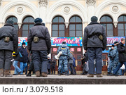 Полицейское оцепление у выхода станции метро "Комсомольска" для прохода на многотысячный митинг на проспекте Сахарова 24 декабря 2011 года, город Москва, Россия. Редакционное фото, фотограф Николай Винокуров / Фотобанк Лори