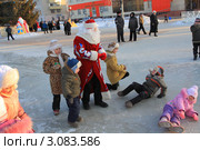 Дед Мороз и дети (2011 год). Редакционное фото, фотограф Анатолий Матвейчук / Фотобанк Лори