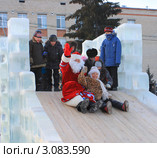 Дед Мороз катится по горке (2011 год). Редакционное фото, фотограф Анатолий Матвейчук / Фотобанк Лори