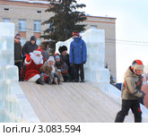 Дед Мороз с ребятишками на горке (2011 год). Редакционное фото, фотограф Анатолий Матвейчук / Фотобанк Лори
