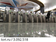 Станция метро "Адмиралтейская" в Санкт-Петербурге. Турникеты (2011 год). Редакционное фото, фотограф Ольга Визави / Фотобанк Лори