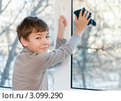 Мальчик моет в комнате окно. Стоковое фото, фотограф Игорь Низов / Фотобанк Лори