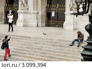 Туристы на ступенях  театра Opera Garnier. Париж (2010 год). Редакционное фото, фотограф Александр Алексеев / Фотобанк Лори