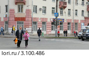 Ижевск. Улица Пушкинская, люди переходят дорогу (2011 год). Редакционное видео, видеограф Кирилл Трифонов / Фотобанк Лори
