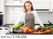 Девушка готовит еду на современной кухне. Стоковое фото, фотограф Николай Охитин / Фотобанк Лори