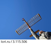 Женщина с летающей моделью планера. Стоковое фото, фотограф Владимир Мельников / Фотобанк Лори