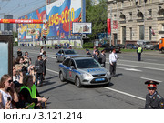 Москва. Милиция наводит порядок перед окончанием Парада Победы 9 мая 2010. Редакционное фото, фотограф Ярослав Каминский / Фотобанк Лори