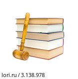 Книги и деревянный молоток на белом фоне. Стоковое фото, фотограф Ласточкин Евгений / Фотобанк Лори