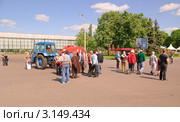 Туристы на территории ВВЦ (2011 год). Редакционное фото, фотограф Алёшина Оксана / Фотобанк Лори