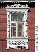 Окно с резными наличниками в старом деревянном доме (2011 год). Стоковое фото, фотограф Виктор Сагайдашин / Фотобанк Лори