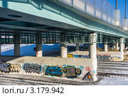Граффити на автомобильном мосту (2012 год). Редакционное фото, фотограф Михаил Широков / Фотобанк Лори