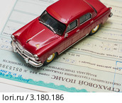 Страховой полис обязательного  страхования гражданской ответственности и красный автомобиль (2011 год). Редакционное фото, фотограф Игорь Низов / Фотобанк Лори
