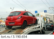 Перевозка нового автомобиля Опель Корса (Opel Corsa) на эвакуаторе (2011 год). Редакционное фото, фотограф Щеголева Ольга / Фотобанк Лори