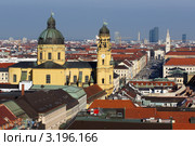 Германия. Мюнхен. Старый город. Вид на церковь Церковь Театинер (Theatinerkirche) со смотровой площадки ратуши (2012 год). Редакционное фото, фотограф Orion34 / Фотобанк Лори