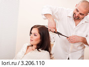Мастер подравнивает прядку девушке в парикмахерской. Стоковое фото, фотограф CandyBox Images / Фотобанк Лори