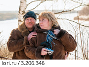 Счастливая пара.Мужчина обнимается с женщиной на фоне зимнего пейзажа. Стоковое фото, фотограф Игорь Низов / Фотобанк Лори