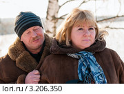 Счастливая пара.Мужчина обнимает женщину на фоне красивого зимнего пейзажа. Стоковое фото, фотограф Игорь Низов / Фотобанк Лори