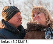 Счастливая пара.Мужчина  с женщиной зимой на улице. Стоковое фото, фотограф Игорь Низов / Фотобанк Лори